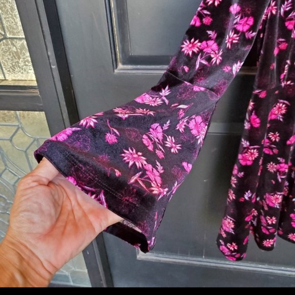 GIRLS VELVET BELL SLEEVE DRESS - Picture 3 of 5